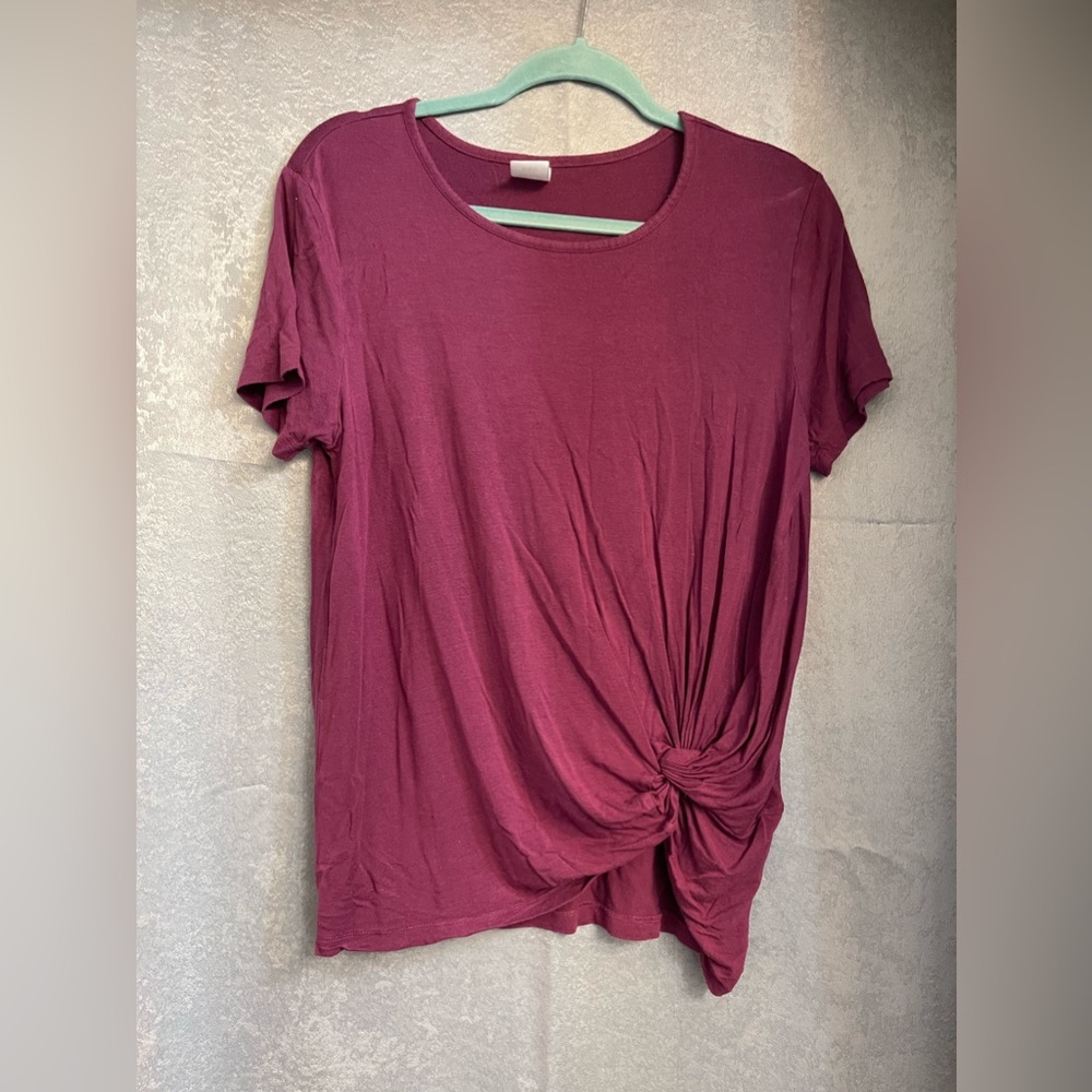 Burgundy short sleeve shirt with twist at the bottom